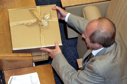 Путин дал чиновникам три дня на сдачу подарков