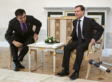 Дмитрий Медведев и Михаил Саакашвили на неформальном саммите СНГ в 2008 году