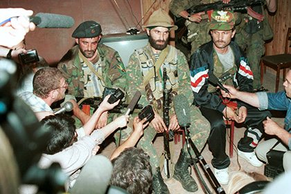 Шамиль Басаев (в центре) дает пресс-конференцию в буденновской больнице, 1995 год