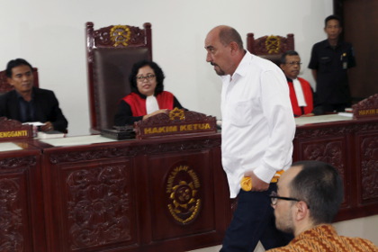 Серж Атлауи (в белой рубашке) в суде