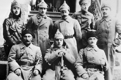 Архивное фото 1919 года. Командиры 1-й Конной армии. Крайний слева в первом ряду — Буденный