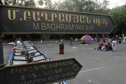 Митинг в Ереване пригрозил по метру в день приближаться к администрации