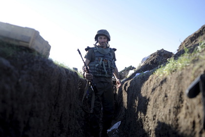 Украинский боец на позициях в Широкино