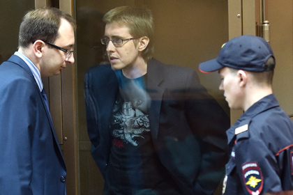 Илья Горячев (в центре) во время вынесения приговора