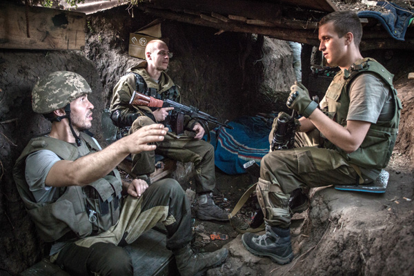 Бойцы ополчения в расположении бригады под поселком Марьинка в Донецкой области.