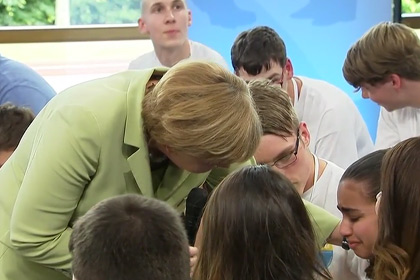 Реакция Меркель на расплакавшуюся девочку стала предметом споров в сети