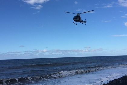 Поисковый вертолет над побережьем Реюньона
