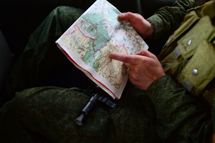 Карта Донбасса в руках у полевого командира Алексея Мозгового, убитого в мае 2015 года.