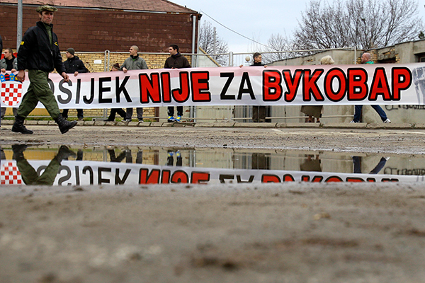 Баннер с надписью «Осиек не поддерживает Вуковар» во время акции протеста