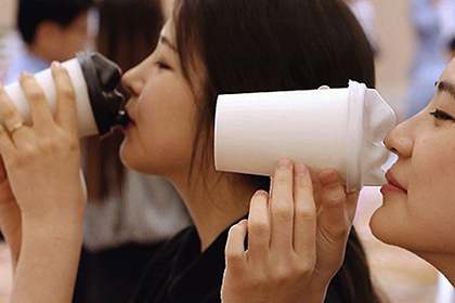 Дизайнер из Южной Кореи придумала для стаканов крышку с носом и губами