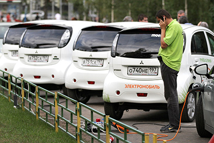 Медведев разрешил заряжать электромобили на АЗС