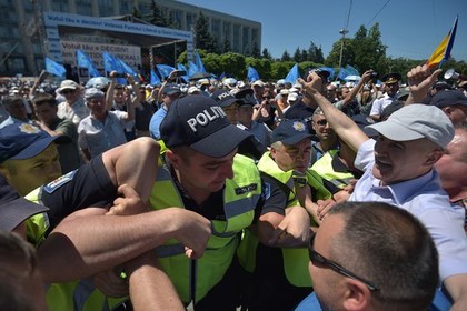 В Кишиневе произошли столкновения демонстрантов с полицией