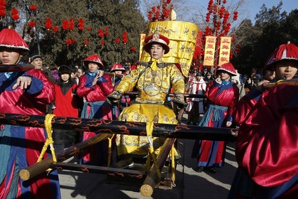 Артист, одетый императором династии Цин, на праздновании Нового года в Пекине