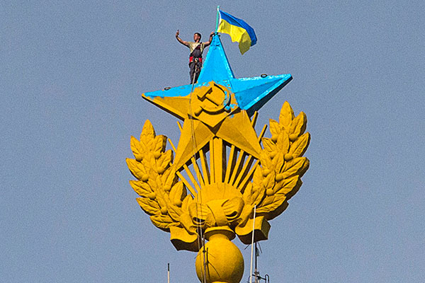 Рабочий, направленный для снятия флага Украины и закрашивания звезды на шпиле высотки на Котельнической набережной