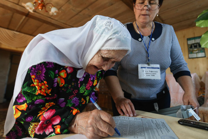 Жительница села Нижние Метески во время голосования