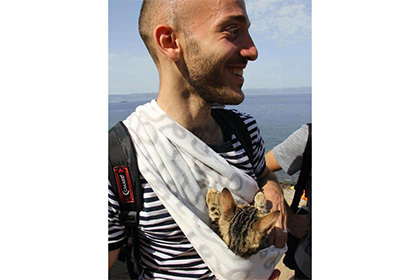 Сирийский беженец приплыл в Грецию с любимым котенком