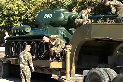 В Кишиневе танк Т-34 увезли с постамента в музей «советской оккупации»