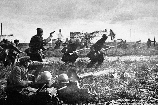 Советские бойцы идут в атаку, 1944 год