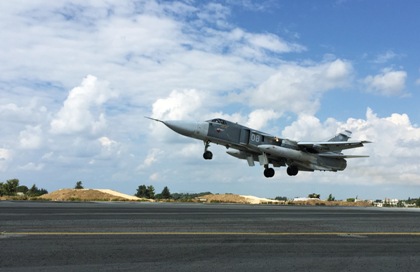 Су-24 взлетает с авиабазы Хмеймим в Сирии