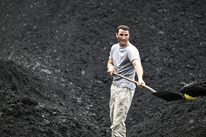 Владимир Кличко разгружает уголь, архивное фото