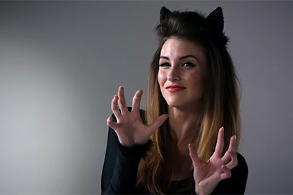 Вековую эволюцию женского костюма для Хеллоуина показали в трехминутном ролике