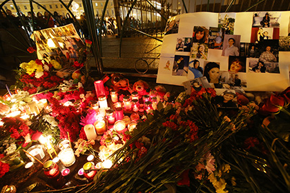 Цветы и свечи на Дворцовой площади в память о жертвах авиакатастрофы
