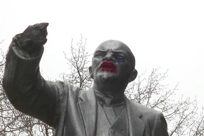 Ярославскому Ленину накрасили губы