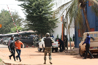 Военнослужащие и заложник, Мали