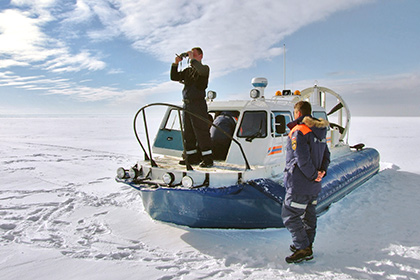 Четыре рыбака на внедорожнике провалились под лед Новосибирского водохранилища