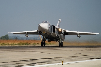 Су-24 взлетает с сирийской авиабазы 