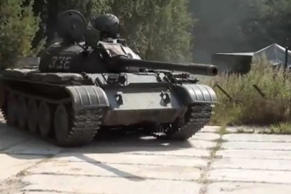 Жителей латвийского города напугал россиянин на старом танке