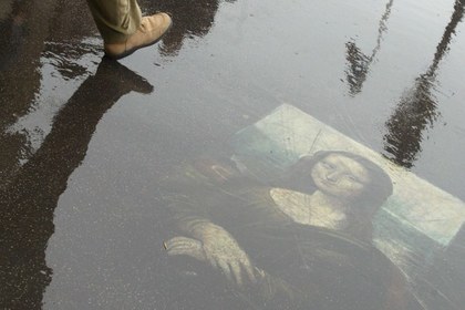 «Мона Лиза» на мокром парижском асфальте