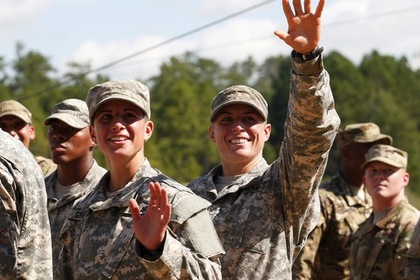 Глава Пентагона разрешил женщинам служить в армии