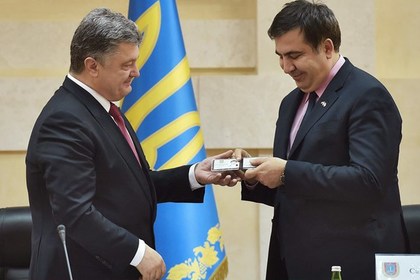 Михаил Саакашвили (справа) получает из рук Петра Порошенко удостоверение губернатора Одесской области
