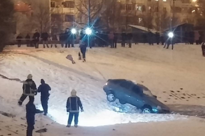 Поспоривший с друзьями автомобилист утопил «Приору» в московском пруду