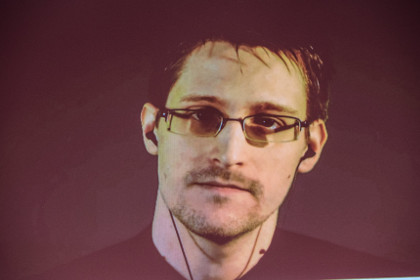 Эдвард Сноуден на экране в ходе телеконференции
