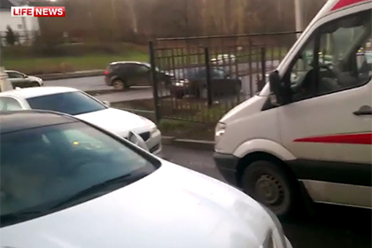 Москвич напал на преградившего дорогу скорой помощи водителя BMW