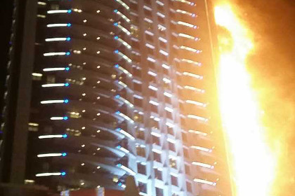 В центре Дубая загорелся отель-небоскреб