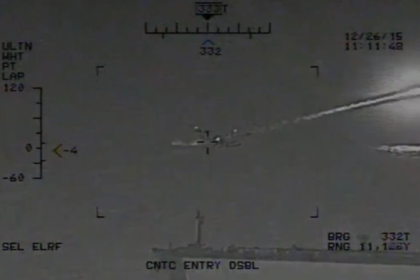 Пентагон обнародовал видео запуска иранских ракет вблизи американского авианосца