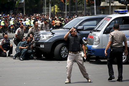 Силовики на месте взрыва в Джакарте