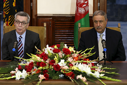 Томас де Мезьер (слева) во время визита в Кабул