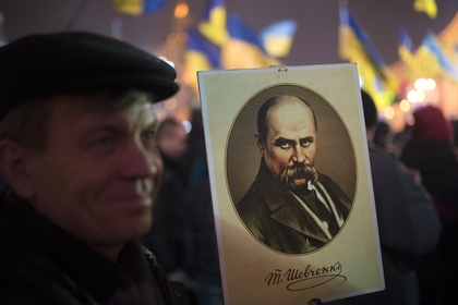 Участник демонстрации в Киеве с портретом Тараса Шевченко