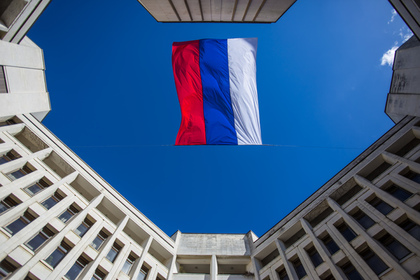 Флаг России над зданием правительства Крыма