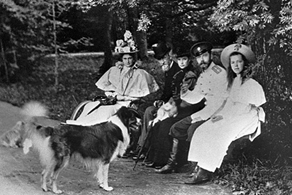 Император Николай II (2 справа), императрица Александра Федоровна (1 слева) и великая княгиня Ольга Александровна (3 слева)