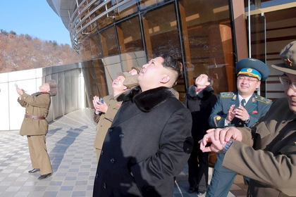 Лидер КНДР Ким Чен Ын наблюдает за запуском ракеты