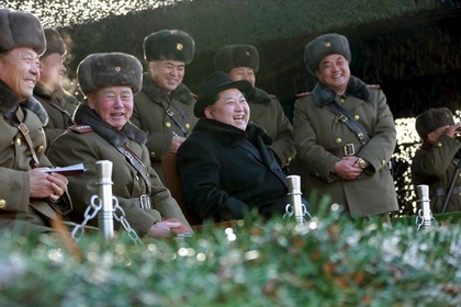 Ким Чен Ын (в центре) на военных учениях
