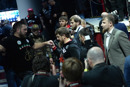 Рамзан Кадыров приветствует Руслана Чагаева после боя