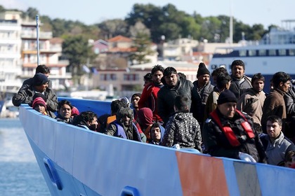 Судно с мигрантами в Европу