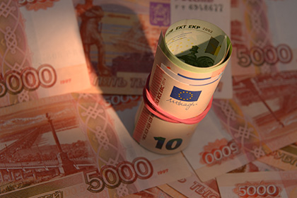 Евро обвалился ниже 77 рублей
