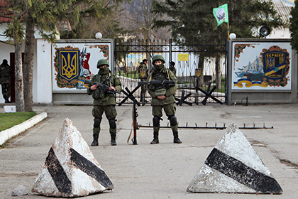 Украинские солдаты у военной базы, 2014 год